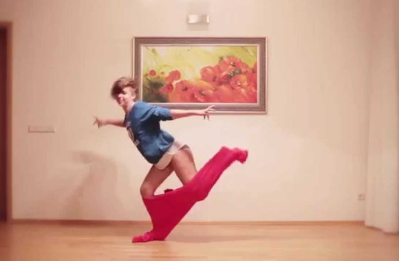 VIDEO kadras: ZIP FM || How To Put On Pants Without Using Your Hands || Byčinam@MOJO