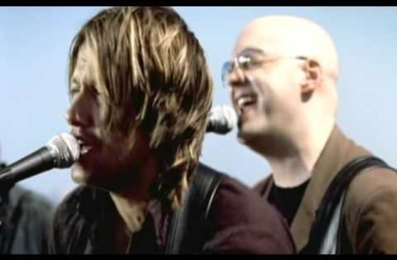 VIDEO kadras: Žmonai Nicole Kidman skirta Keitho Urbano daina „Once in a Lifetime“