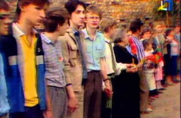 VIDEO kadras: Baltijos kelias - Lietuva,Latvija,Estija. (1989.08.23)