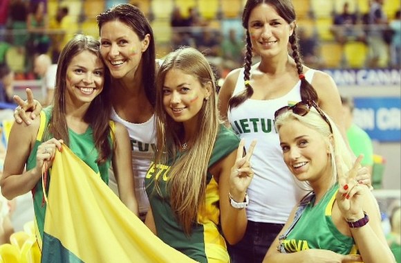 Viktorija Pocienė (kairėje), Eglė Andreikaitė (centre)