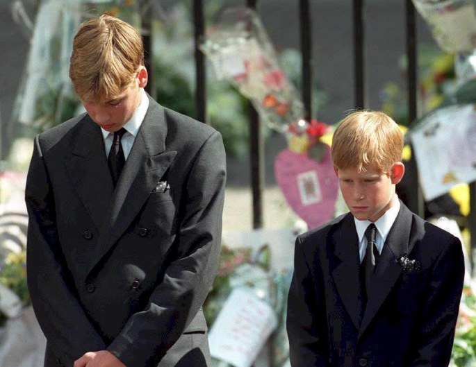 Princai Williamas ir Harry savo mamos princesės Dianos laidotuvėse / „Scanpix“ nuotr.