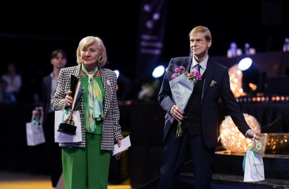 „Gintarinės poros“ varžybose apdovanojimus teikė Jūratė ir Česlovas Norvaišos / V.Kirklio nuotr.