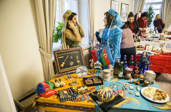 Kalėdų labdaros mugės pristatymo akimirka