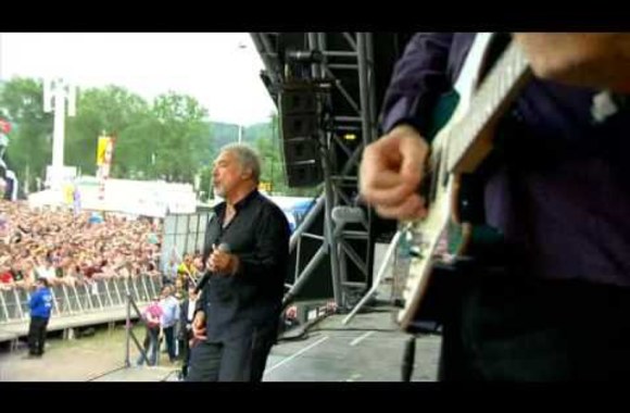 VIDEO kadras: Tom Jones - Kiss (Glastonbury 2009)