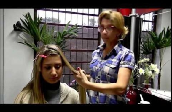 VIDEO kadras: Plaukų stilistė demonstruoja plaukų deginimo procedūrą