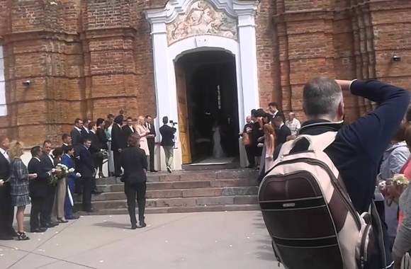 VIDEO kadras: Jonas ir Eglė Valančiūnai po vestuviu ceremonijos Šiluvos bazilikoje