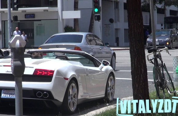 VIDEO kadras: Picking Up Girls In A Lamborghini Without Talking!