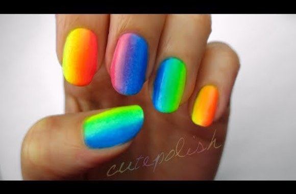 VIDEO kadras: Trijų spalvų manikiūras