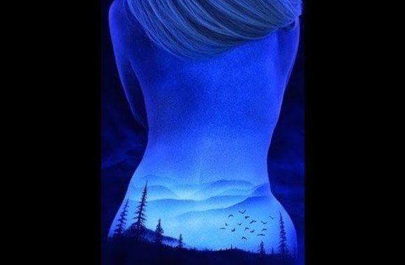 VIDEO kadras: Mistiškas grožis: pribloškiantys peizažai ant nuogo kūno