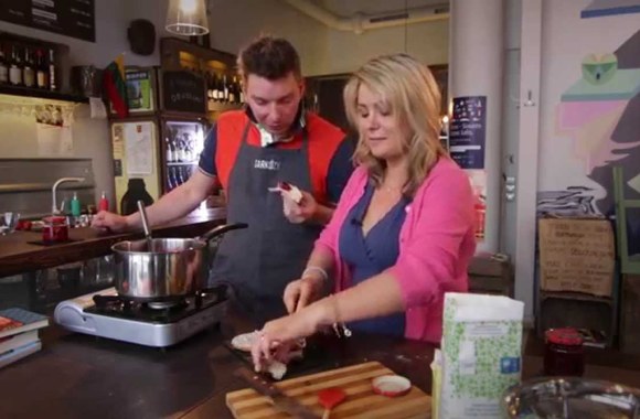 VIDEO kadras: Kaip pirmą kartą gyvenime išsivirti uogienę? Braškių ir nektarinų uogienė per 15 minučių.