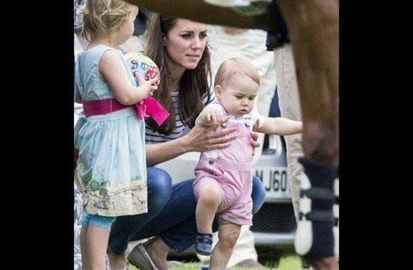 VIDEO kadras: Pirmieji princo George\'o žingsniai