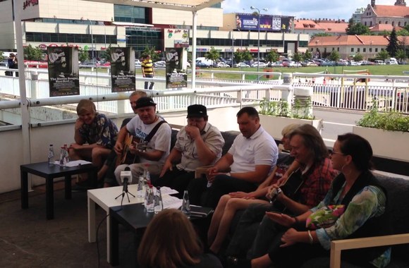 VIDEO kadras: „Bliuzo naktų\" spaudos konferencijoje nuskambėjo festivalio himnas
