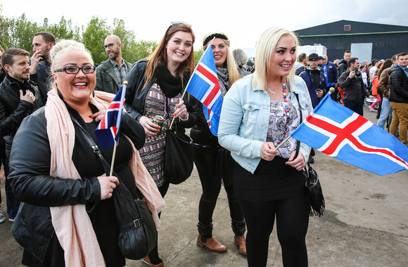 Gerbėjai plūdo į „B&W Hallrene“ areną