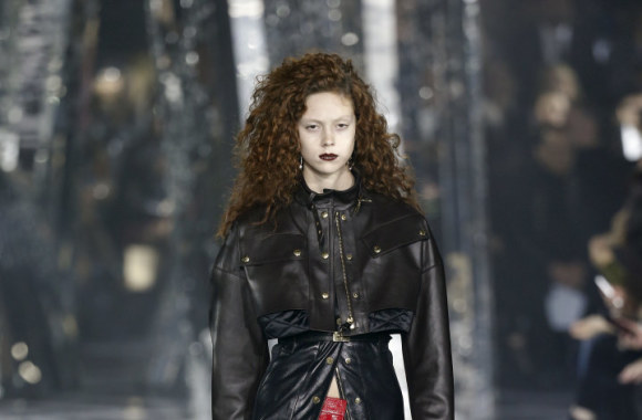 „Louis Vuitton“ 2016 m. rudens-žiemos kolekcijos modelis