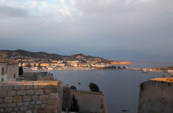 Mados namų „Sirena“ įkūrėja Irena Serapinienė rankinių vasaros kolekciją fotografavo Ibizoje