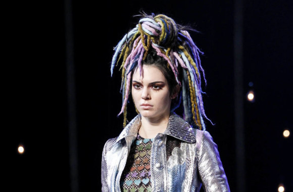 Kendall Jenner „Marc Jacobs“ 2017 m. pavasario-vasaros kolekcijos pristatyme