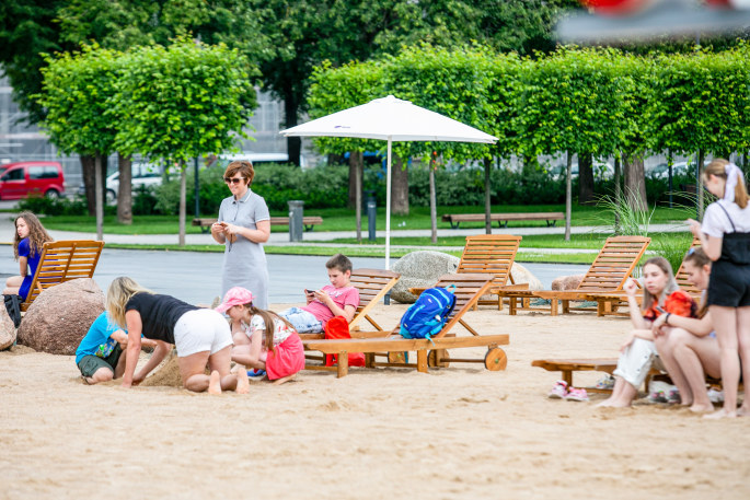 Lukiškių aikštėje atidarytas dirbtinis paplūdimys/Pauliaus Peleckio/„ŽMONĖS Foto“ nuotr.