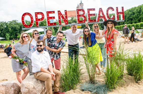 Lukiškių aikštėje atidarytas dirbtinis paplūdimys/Pauliaus Peleckio/„ŽMONĖS Foto“ nuotr.