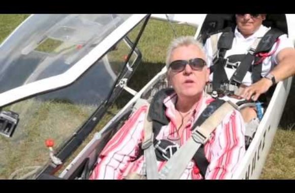 VIDEO kadras: „Domino\" teatro aktoriai išmėgino skrydį sklandytuvu