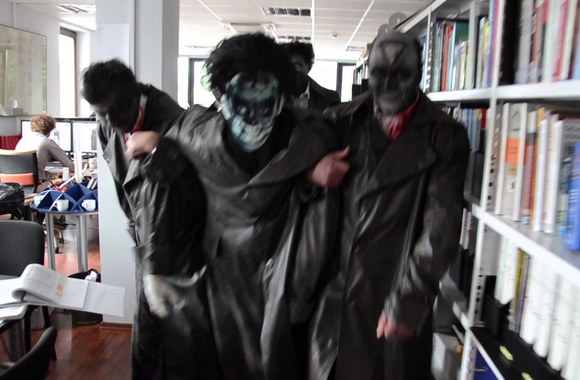 VIDEO kadras: Zombiai atidunda į spaudos konferenciją! (Behind the Scenes)