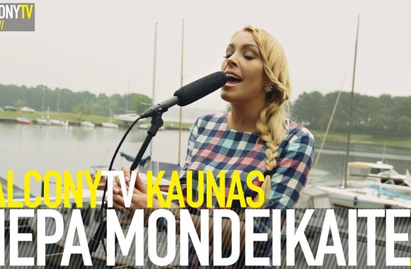 VIDEO kadras: LIEPA MONDEIKAITĖ - APKABINK DAR