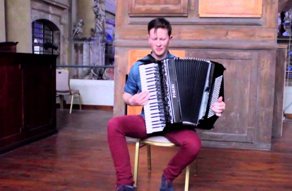 VIDEO kadras: Martynas plays Lady Gaga Applause