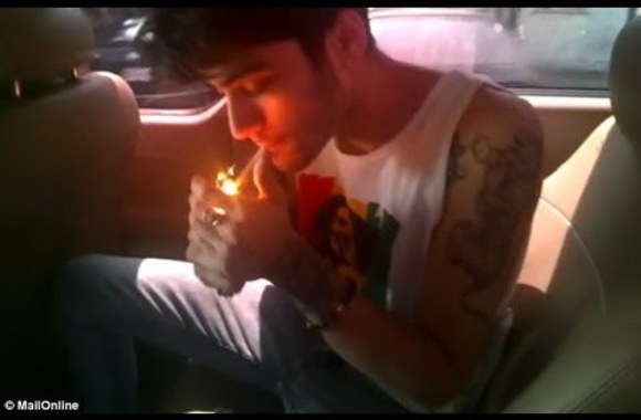 VIDEO kadras: Zayn Malik and Louis Tomlinson smoke \'joint\' and joke about marijuana