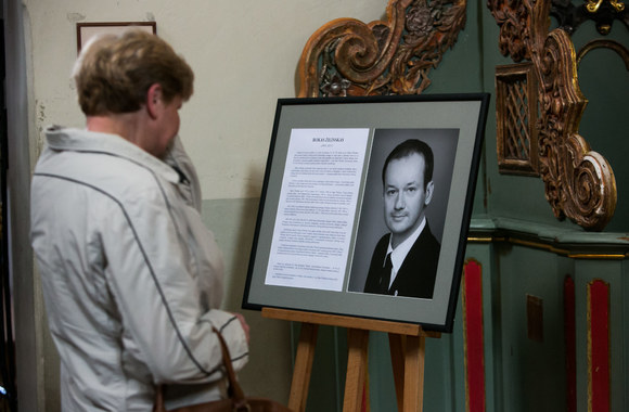 Žmonės plūsta atsisveikinti su politiku ir žurnalistu Roku Žilinsku.