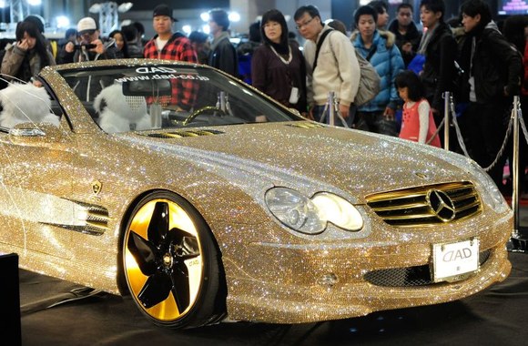 Ant šio mersedeso tviska 300 tūkst. "Swarovski" kristalų