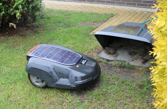 Baigęs darbą "Automower" grižta namo.