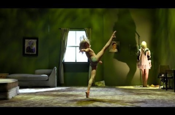 VIDEO kadras: Sia Performs \'Chandelier\'