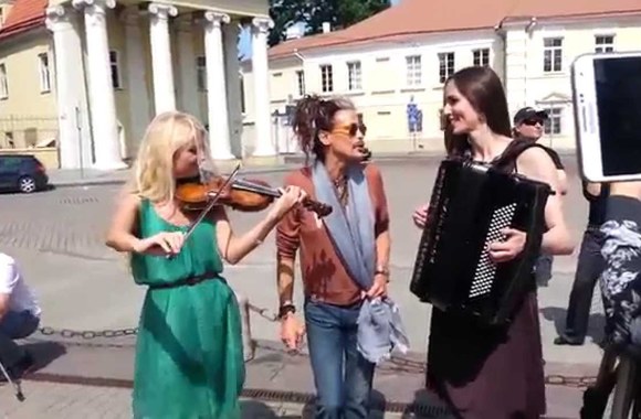 VIDEO kadras: \"Aerosmith\" lyderis Stevenas Tyleris Vilniaus senamiestyje