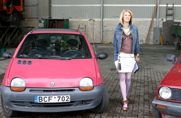 Laidoje „Greiti ir įsiutusios“ – garsių vaikinų ir pusnuogių merginų kova