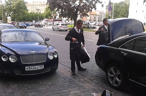 VIDEO kadras: Grupė \"Aerosmith\" atvyksta į viešbutį Vilniuje