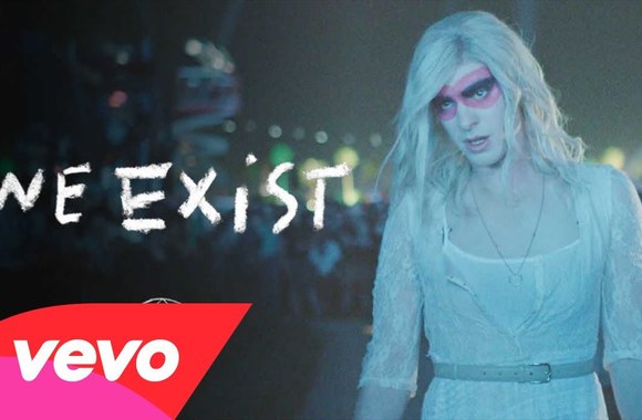 VIDEO kadras: Andrew Garfieldas grupės „Arcade Fire“ vaizdo klipe suvaidino transvestitą