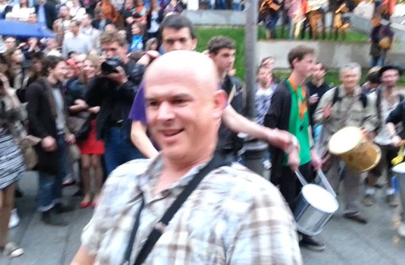 VIDEO kadras: Gatvės muzikos dieną vainikavo mušamųjų instrumentų improvizacija „Drum2gether\"