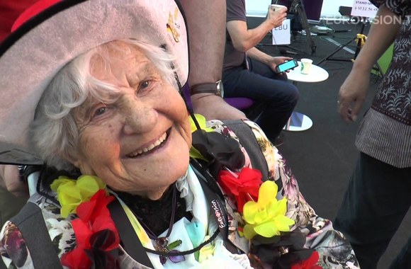 VIDEO kadras: Video snack: Meet Oma Ella, Our oldest fan