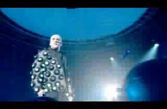 VIDEO kadras: Peter Gabriel-Sledgehammer