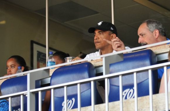 Barackas Obama su dukromis