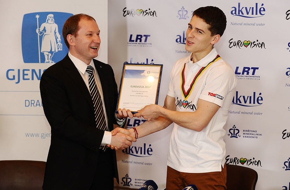 Donatas Montvydas (dešnėje)