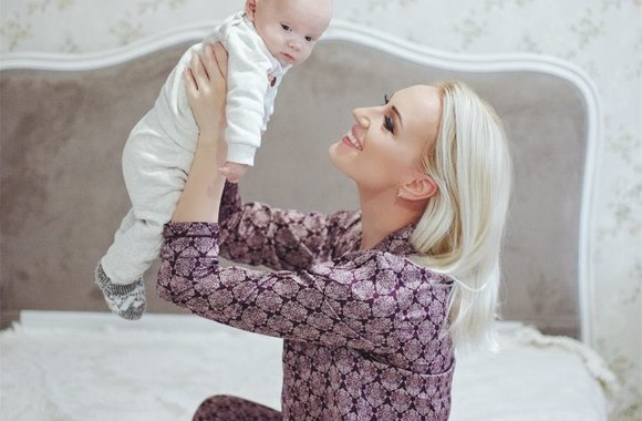 Augustė Vedrickaitė su sūnumi Arijumi