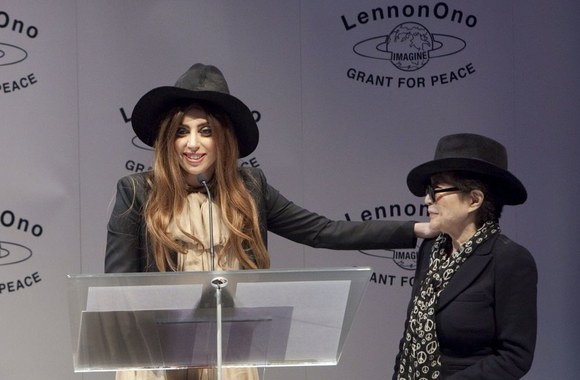 Lady Gaga (kairėje) ir Yoko Ono
