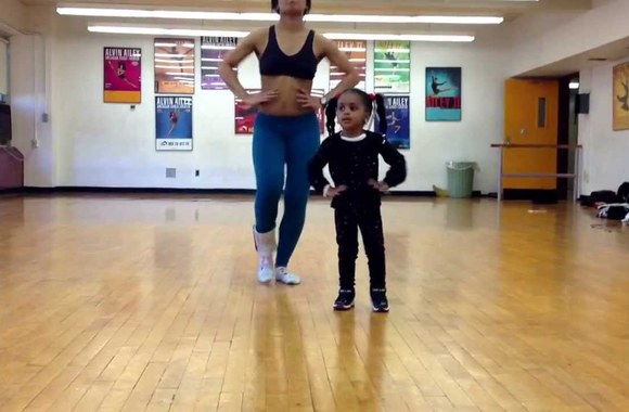 VIDEO kadras: Mažąją Heaven išgarsinęs šokis su mama pagal Beyonce hitą „Run the World (Girls)“