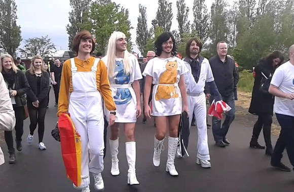 VIDEO kadras: „Eurovizijos\" gerbėjai plūdo į „B&W Hallrene\" areną