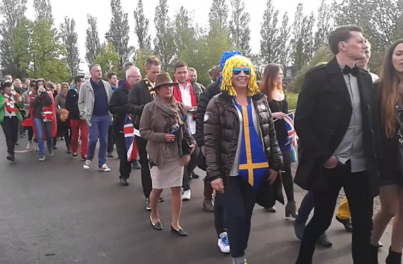 VIDEO kadras: „Eurovizijos\" gerbėjai plūdo į „B&W Hallrene\" areną