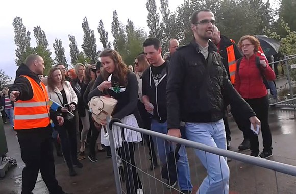 VIDEO kadras: „Eurovizijos\" gerbėjai plūdo į „B&W Hallrene\" areną