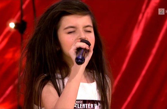 VIDEO kadras: Angelina Jordan atlieka Billie Holiday dainą \"Gloomy Sunday\"