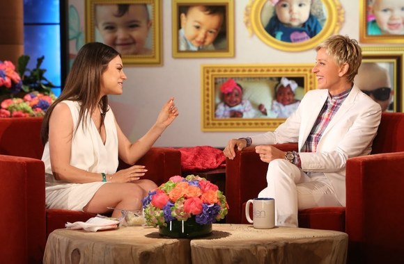 VIDEO kadras: Mila Kunis Ellen DeGeneres pokalbių laidoje