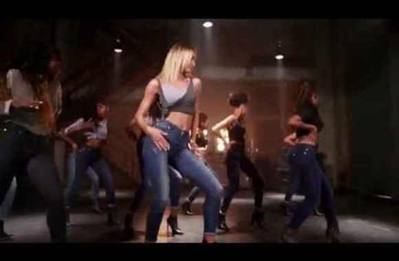 VIDEO kadras: Džinsų reklama su Candice Swanepoel