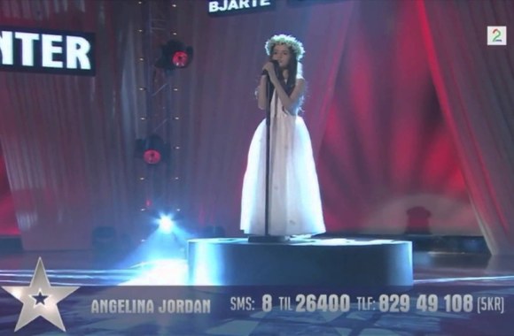 VIDEO kadras: Angelina Jordan laidoje „Norway\'s Got Talent“ dainuoja 1966-ųjų Nancy Sinatros dainą „Bang Bang (My Baby Shot Me Down)“
